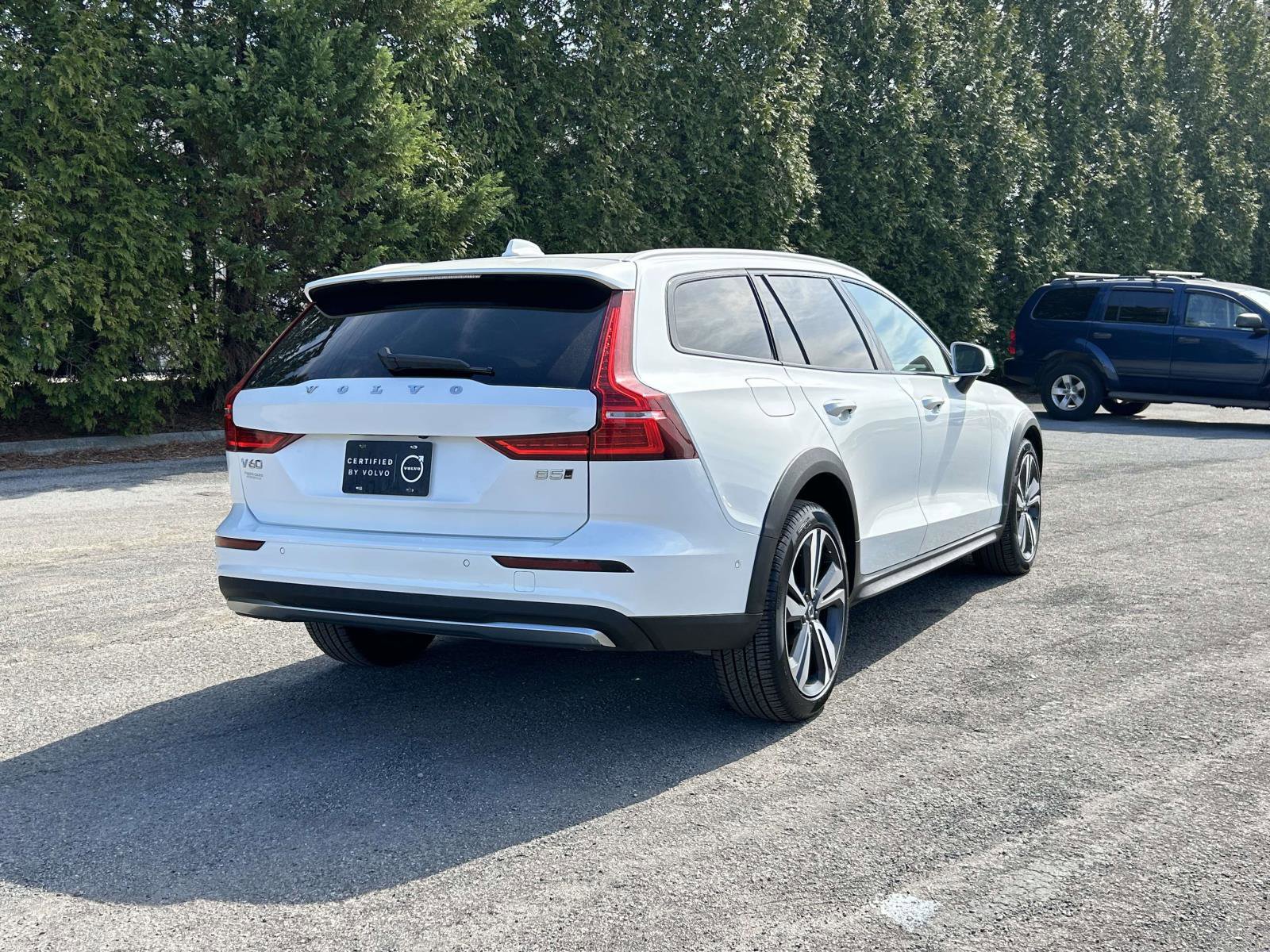 Certified 2025 Volvo V60 B5 Cross Country Plus image 3