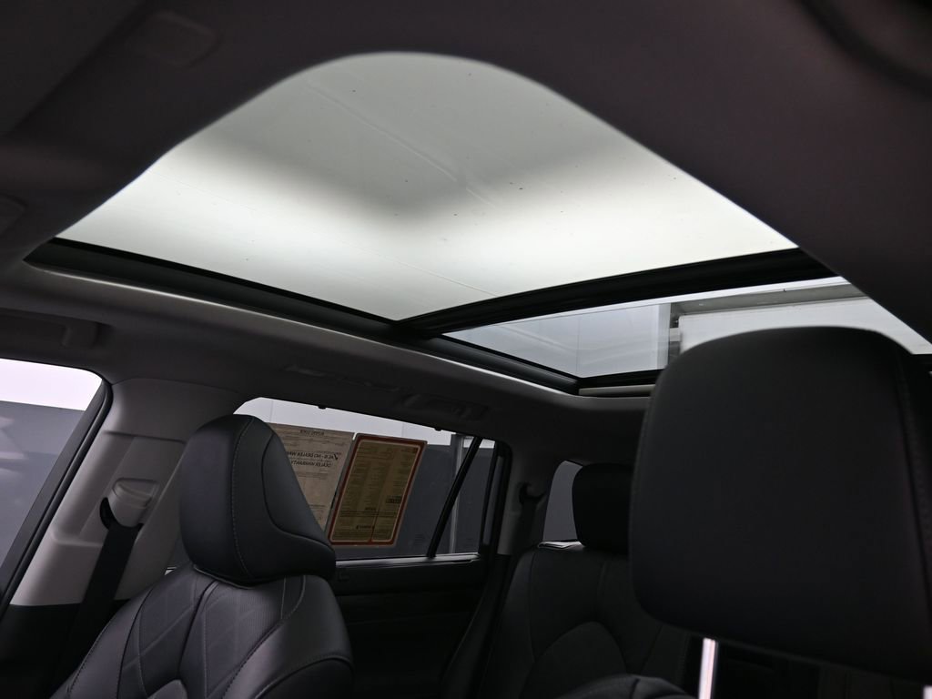 Certified 2025 Toyota Highlander Platinum image 31