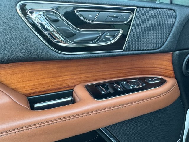 Used 2019 Lincoln Navigator Reserve AWD/4WD image 5