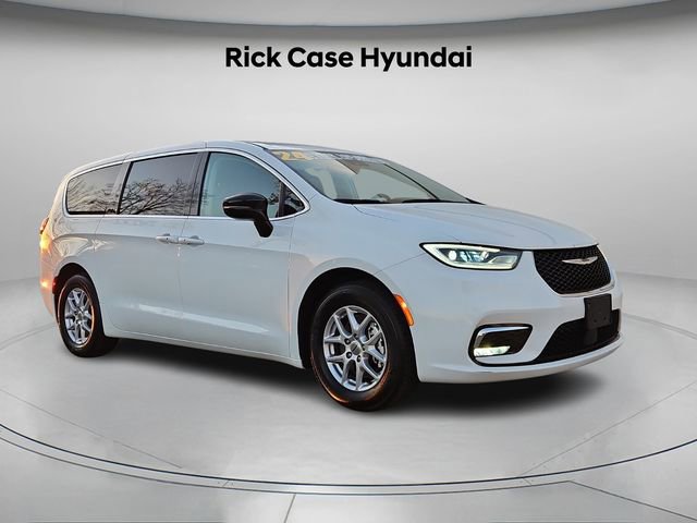 Used 2024 Chrysler Pacifica Touring-L image 9