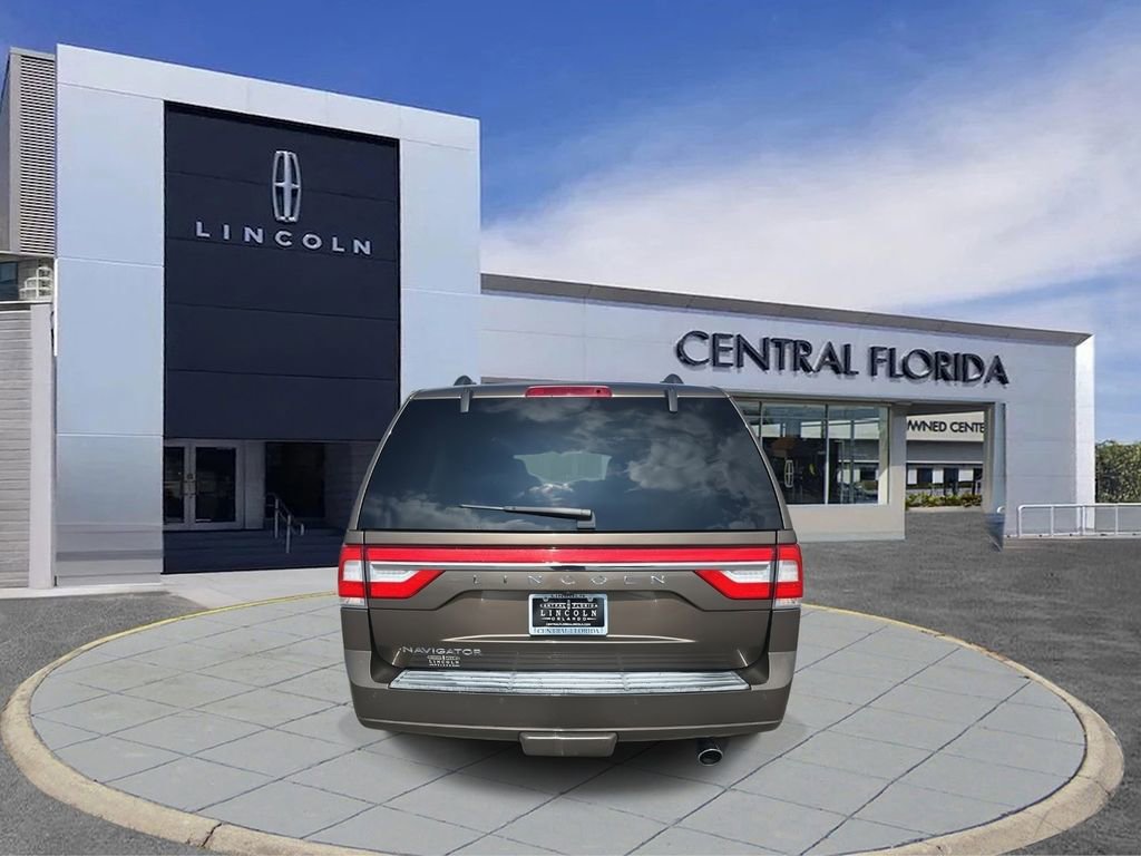 Used 2017 Lincoln Navigator Select image 4