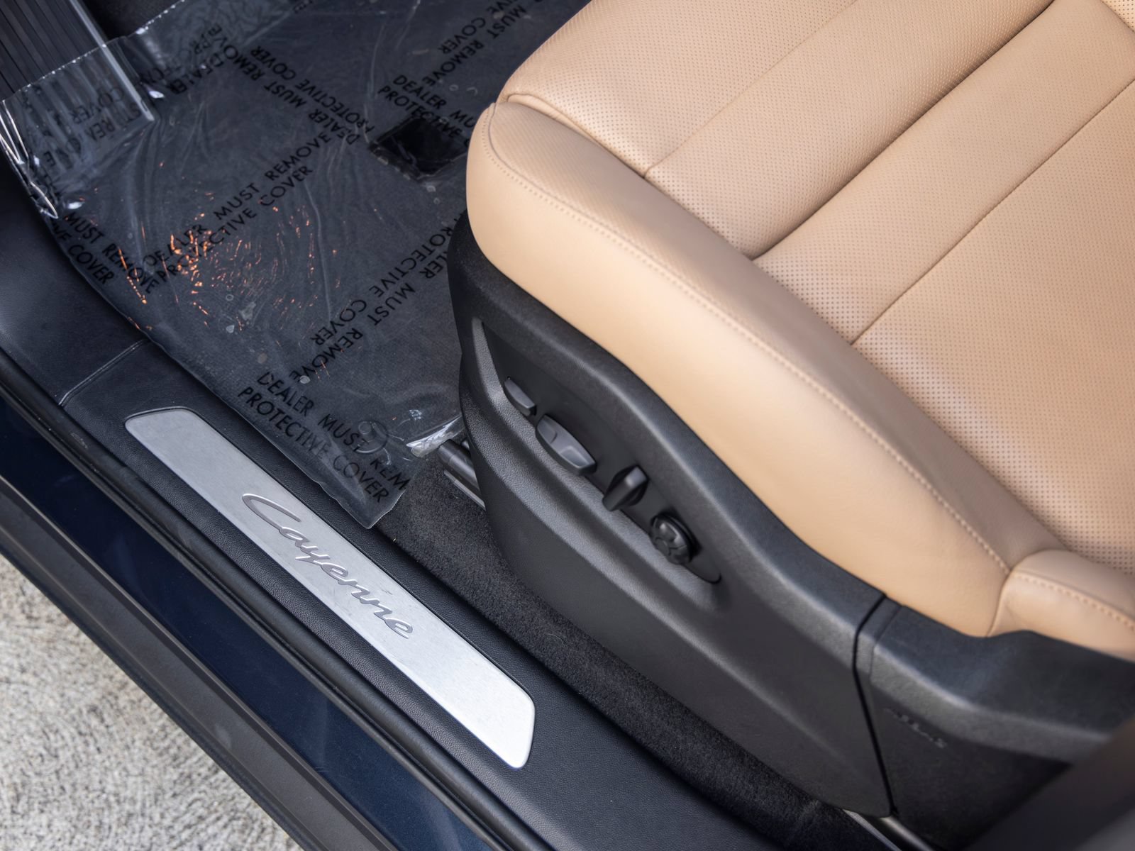 Certified 2025 Porsche Cayenne AWD/4WD image 29