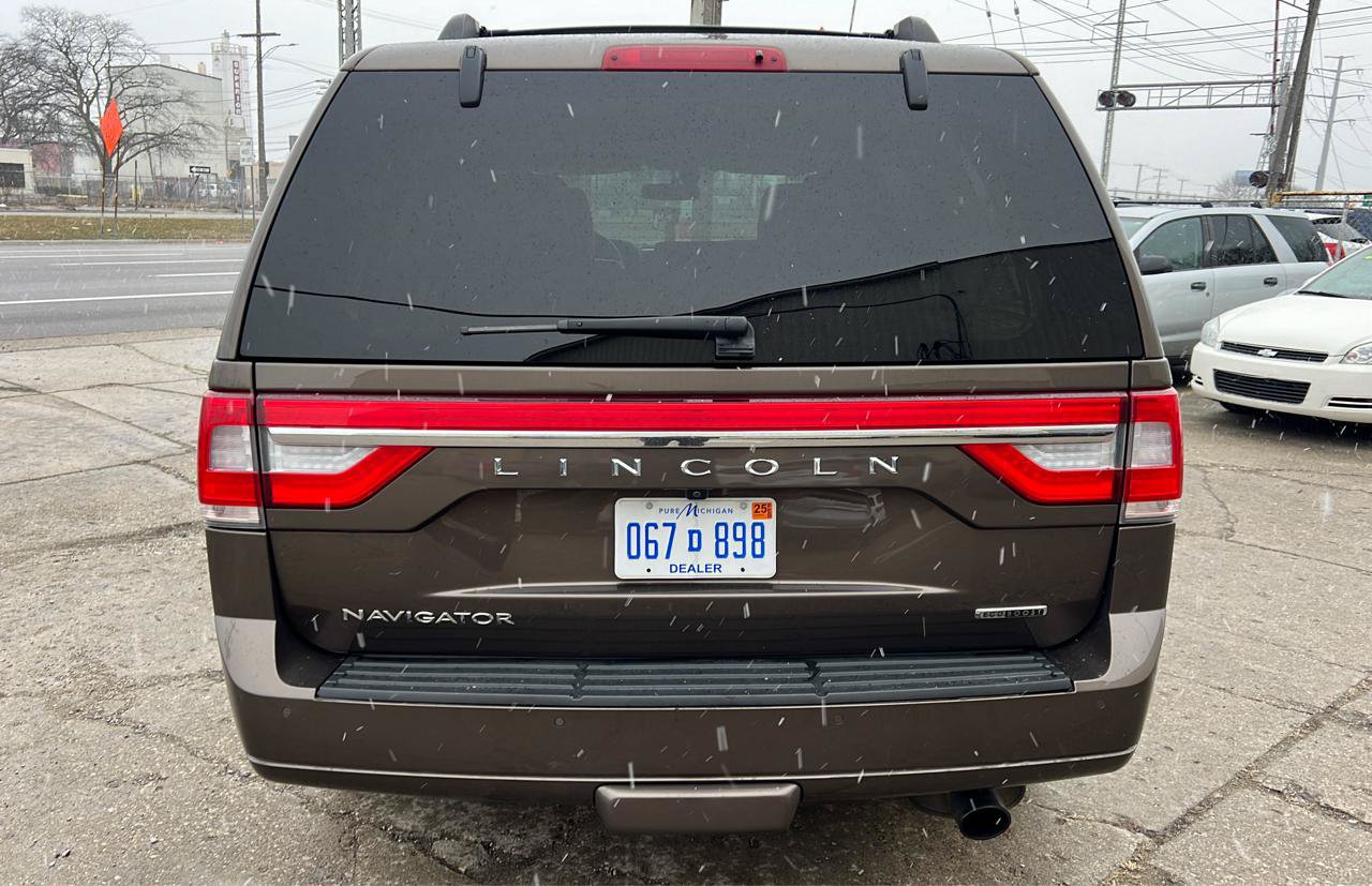 Used 2016 Lincoln Navigator Reserve AWD/4WD image 4