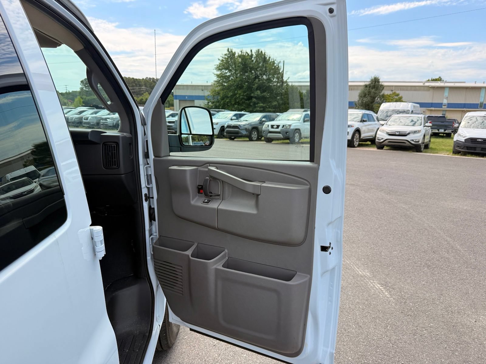 Used 2026 Chevrolet Express 3500 LT w/ LT Preferred Equipment Group RWD image 17