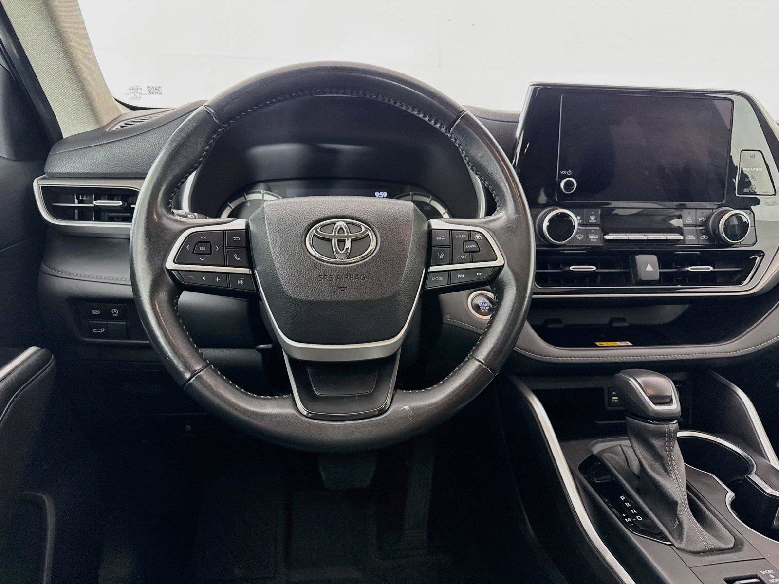 Used 2024 Toyota Highlander XLE AWD/4WD image 32