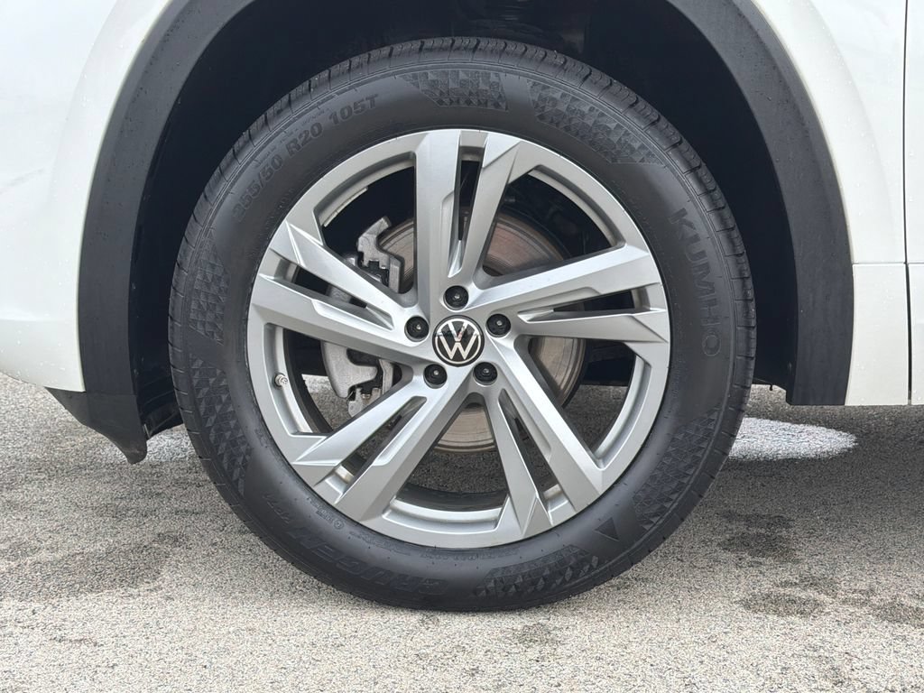 Certified 2024 Volkswagen Atlas Cross Sport SEL R-Line AWD/4WD image 32