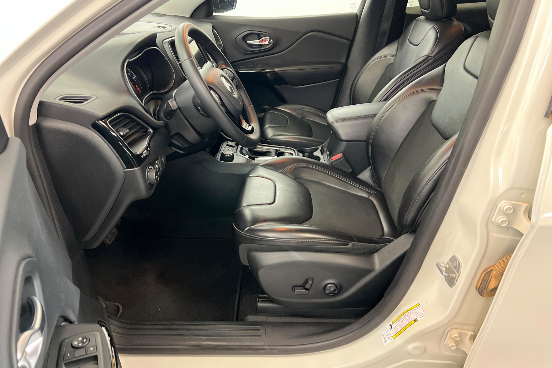 Used 2019 Jeep Cherokee Latitude Plus AWD/4WD image 17