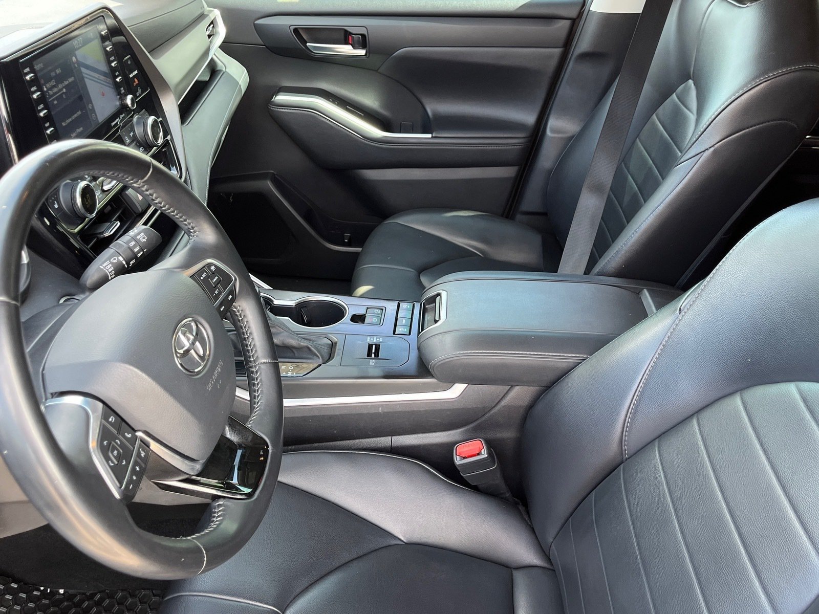 Used 2021 Toyota Highlander XLE FWD image 17