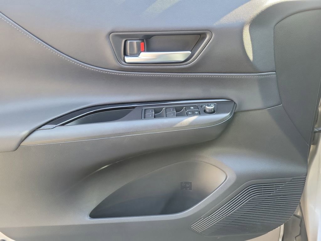 Used 2021 Toyota Venza LE image 20