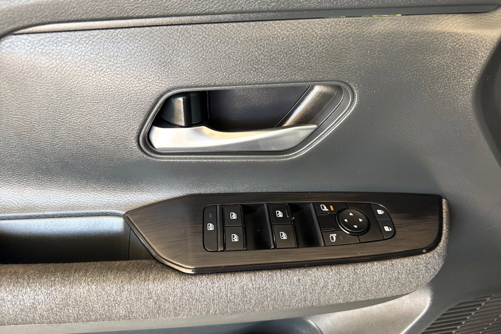 Used 2025 Nissan Kicks SV image 10