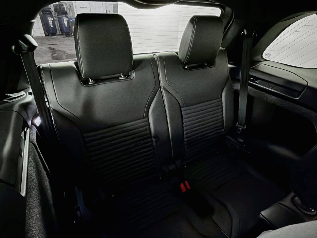 Used 2025 Land Rover Discovery Dynamic SE AWD/4WD image 29