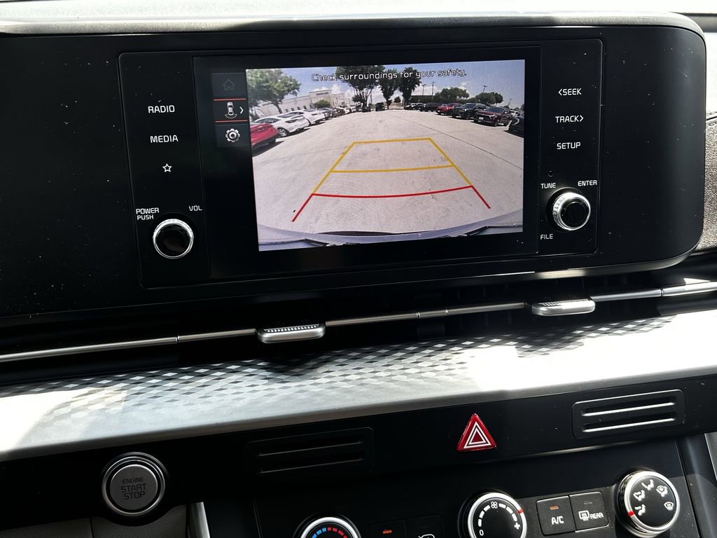Used 2023 Kia Carnival LX FWD image 18