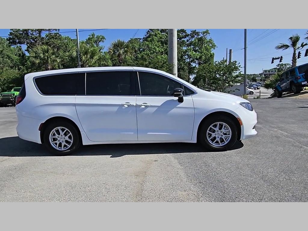 Used 2025 Chrysler Voyager LX image 35