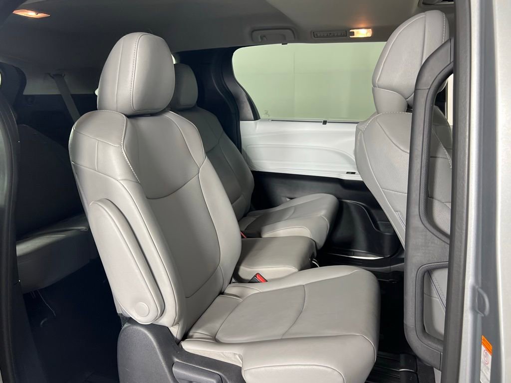 Used 2025 Toyota Sienna XLE image 30