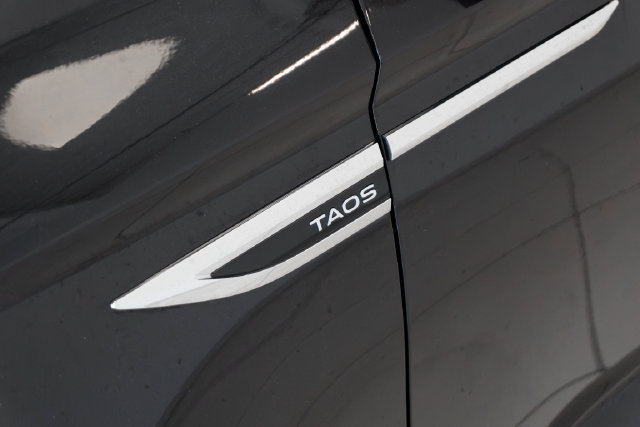 Used 2024 Volkswagen Taos SE FWD image 3