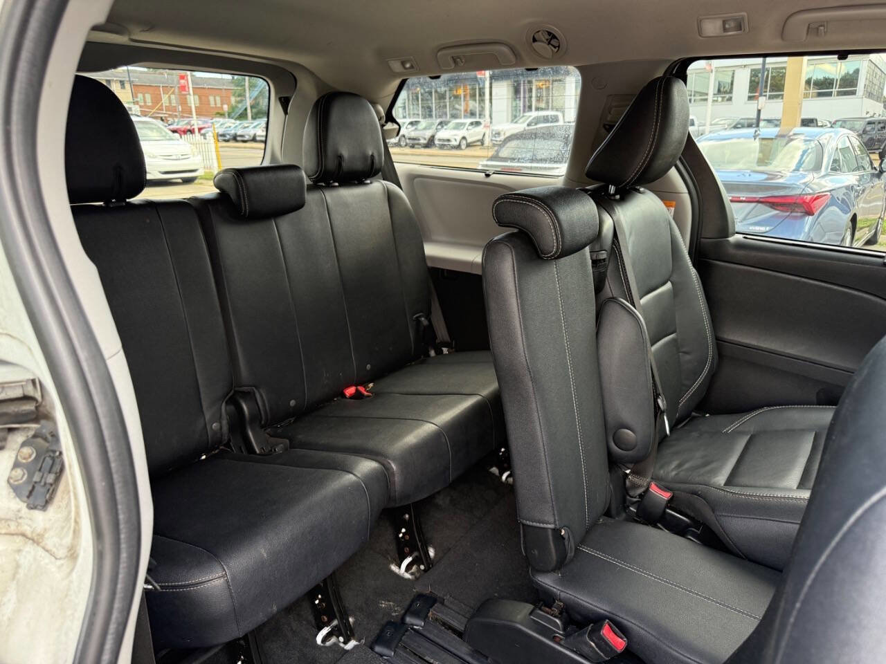 Used 2017 Toyota Sienna SE Premium image 11