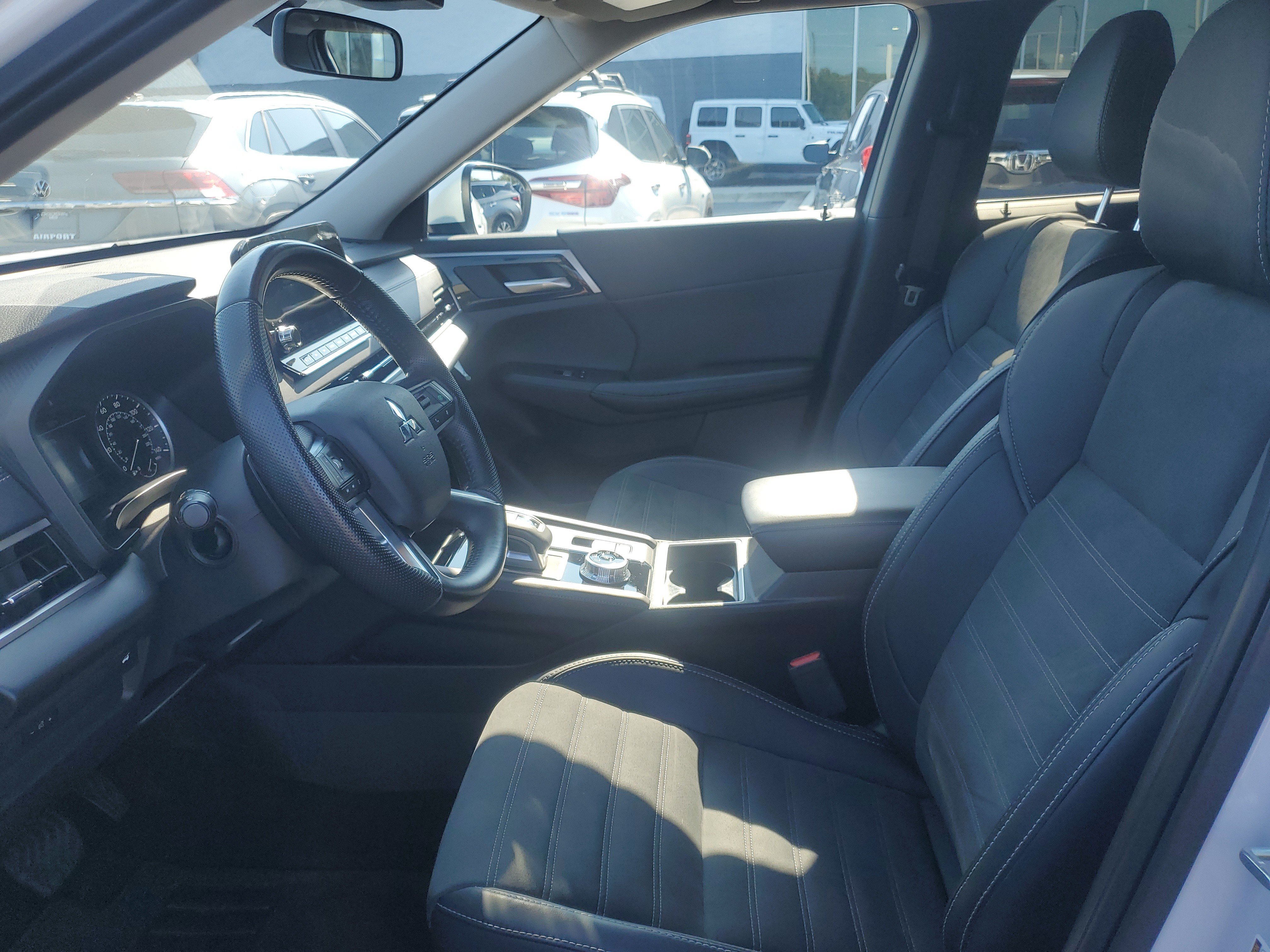 Used 2024 Mitsubishi Outlander SE FWD image 14