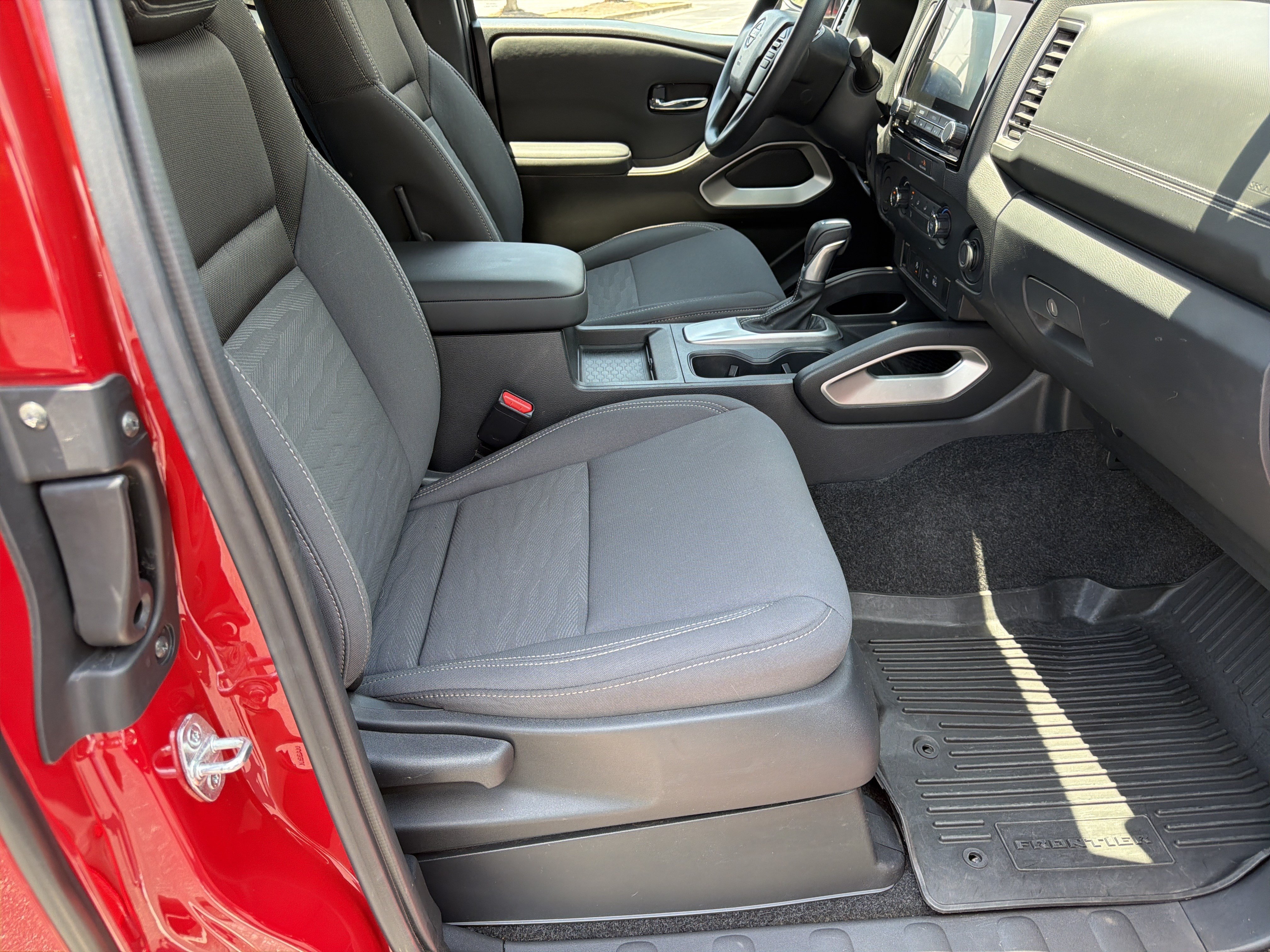 Used 2022 Nissan Frontier SV w/ Technology Package RWD image 13