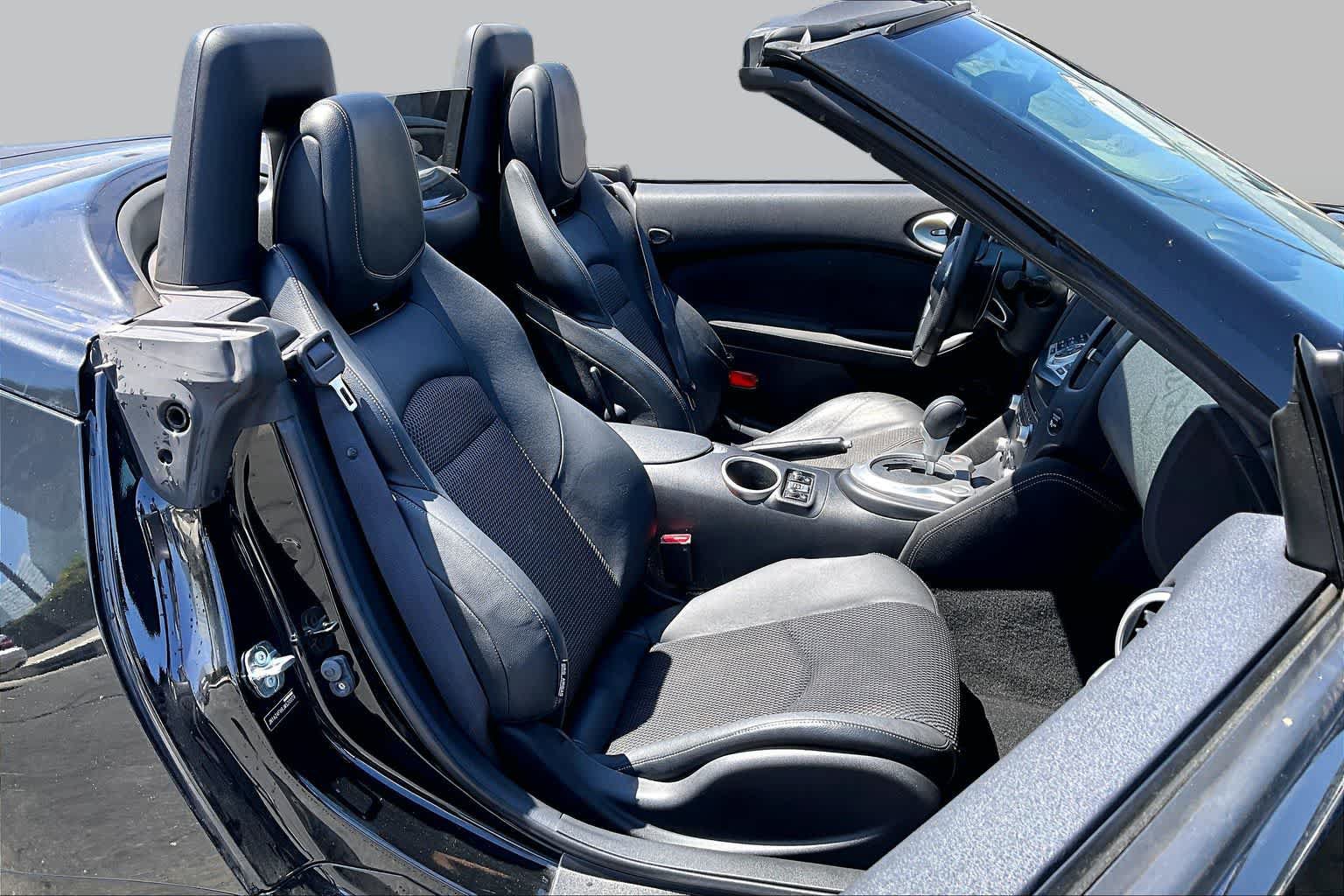 Used 2018 Nissan 370Z Touring Sport RWD image 8