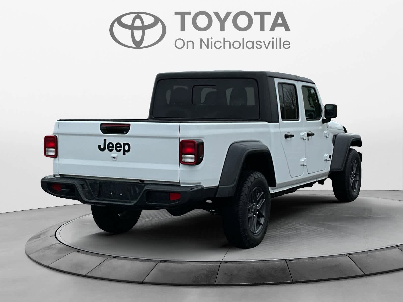 Used 2025 Jeep Gladiator Sport image 6