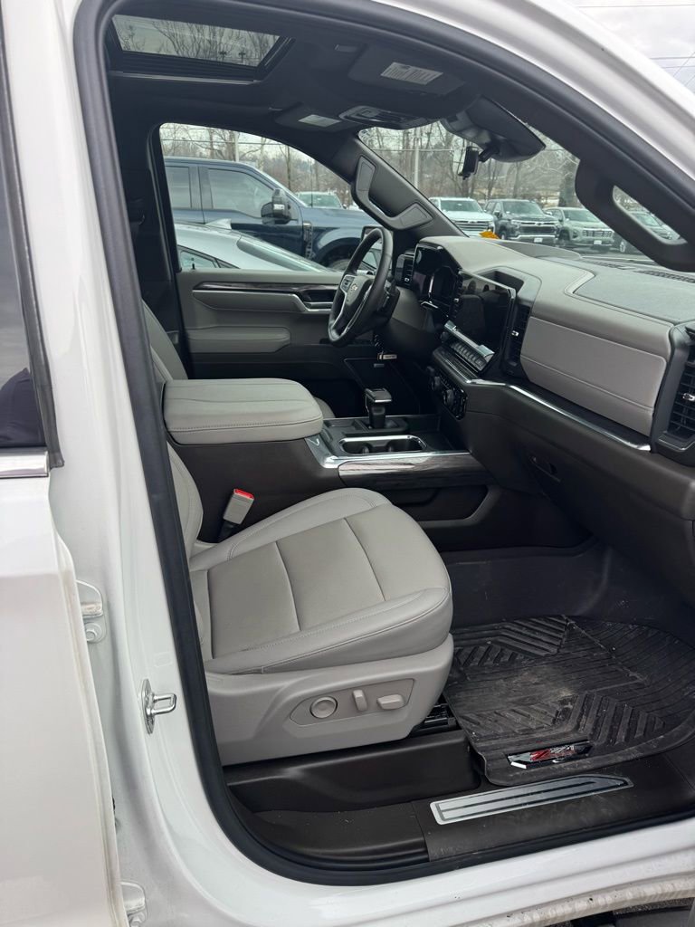 Used 2025 Chevrolet Silverado 1500 LTZ w/ LTZ Premium Package image 17