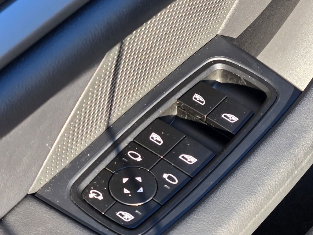 Certified 2025 Porsche Taycan 4S image 18