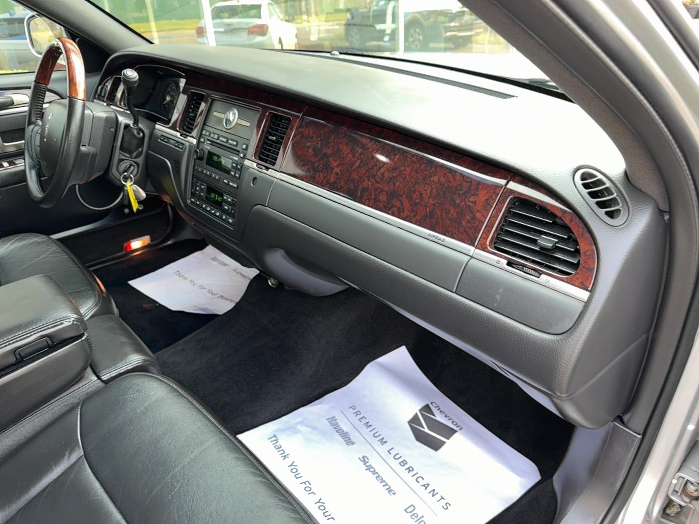 Used 2009 Lincoln Town Car Signature Limited RWD image 16