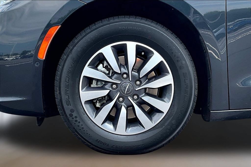 Used 2021 Chrysler Pacifica Touring-L FWD image 32