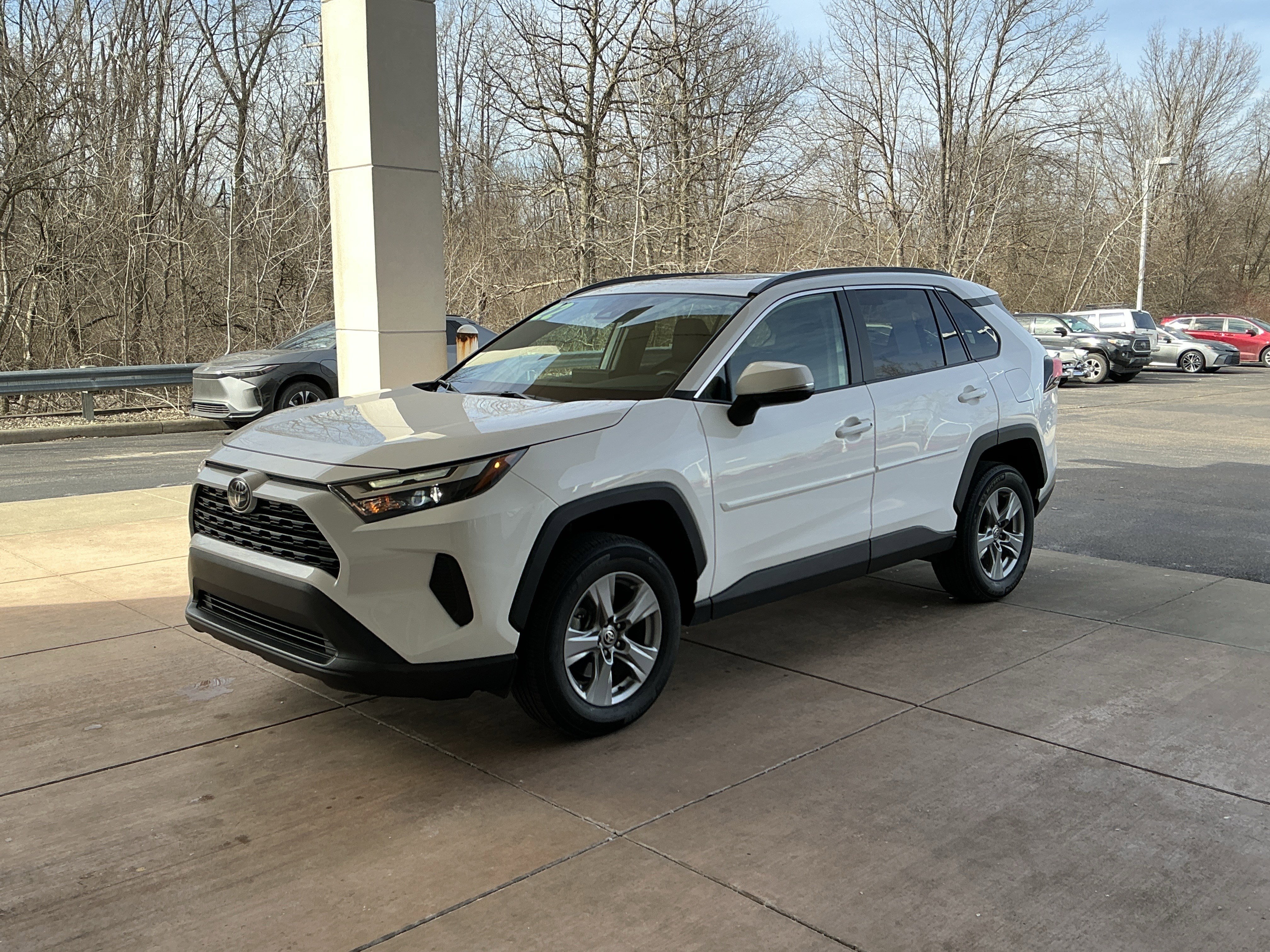 Used 2022 Toyota RAV4 XLE w/ Convenience Package image 3