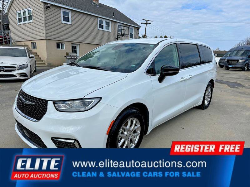 Used 2024 Chrysler Pacifica Touring-L FWD image 2