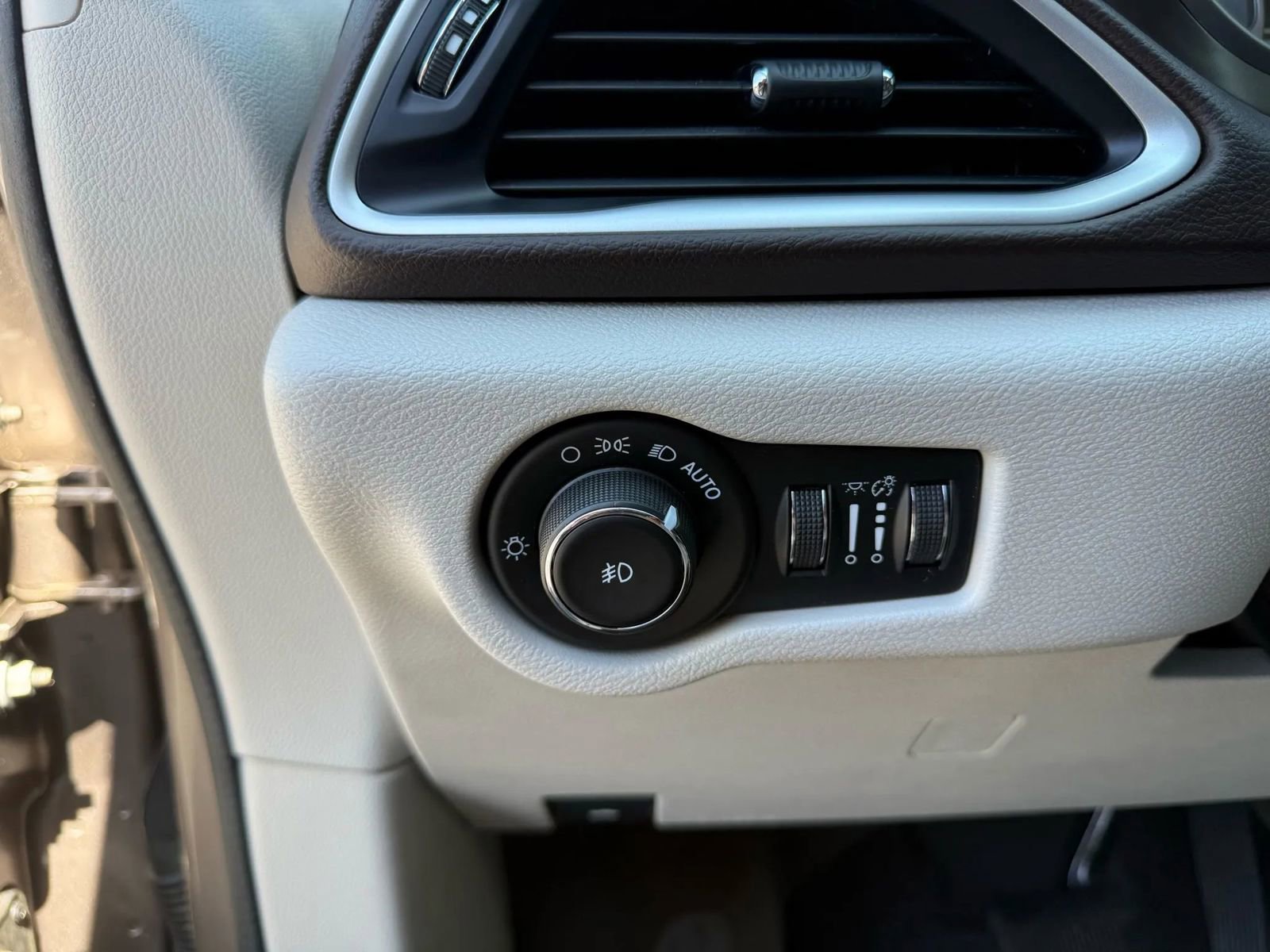 Used 2017 Chrysler Pacifica Touring-L image 17