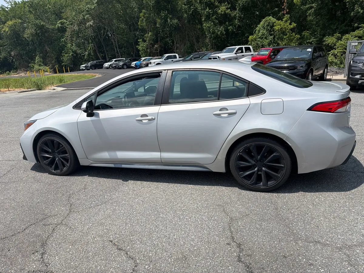 Used 2021 Toyota Corolla SE FWD image 2