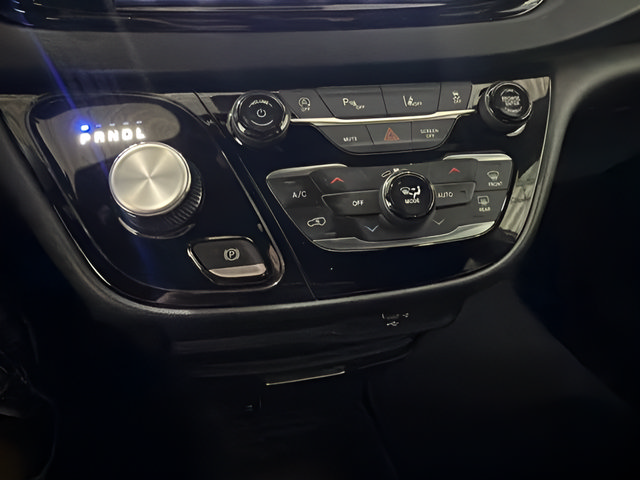 Used 2026 Chrysler Pacifica Select FWD image 24