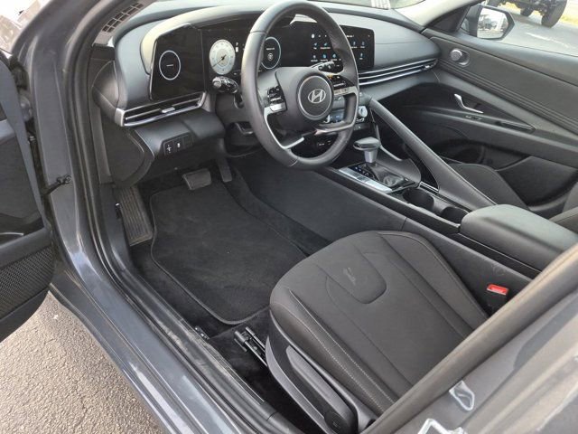 Used 2025 Hyundai Elantra SEL image 12