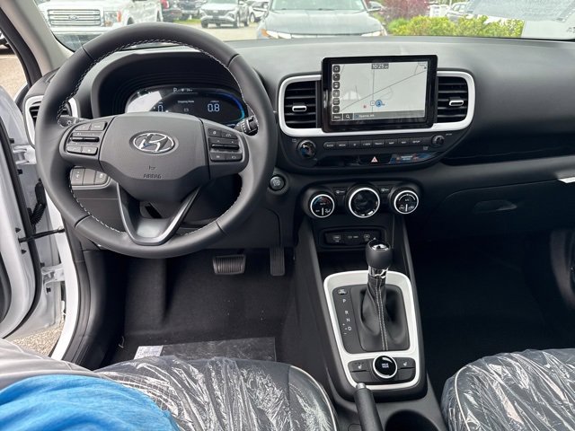 Used 2025 Hyundai Venue Limited image 23