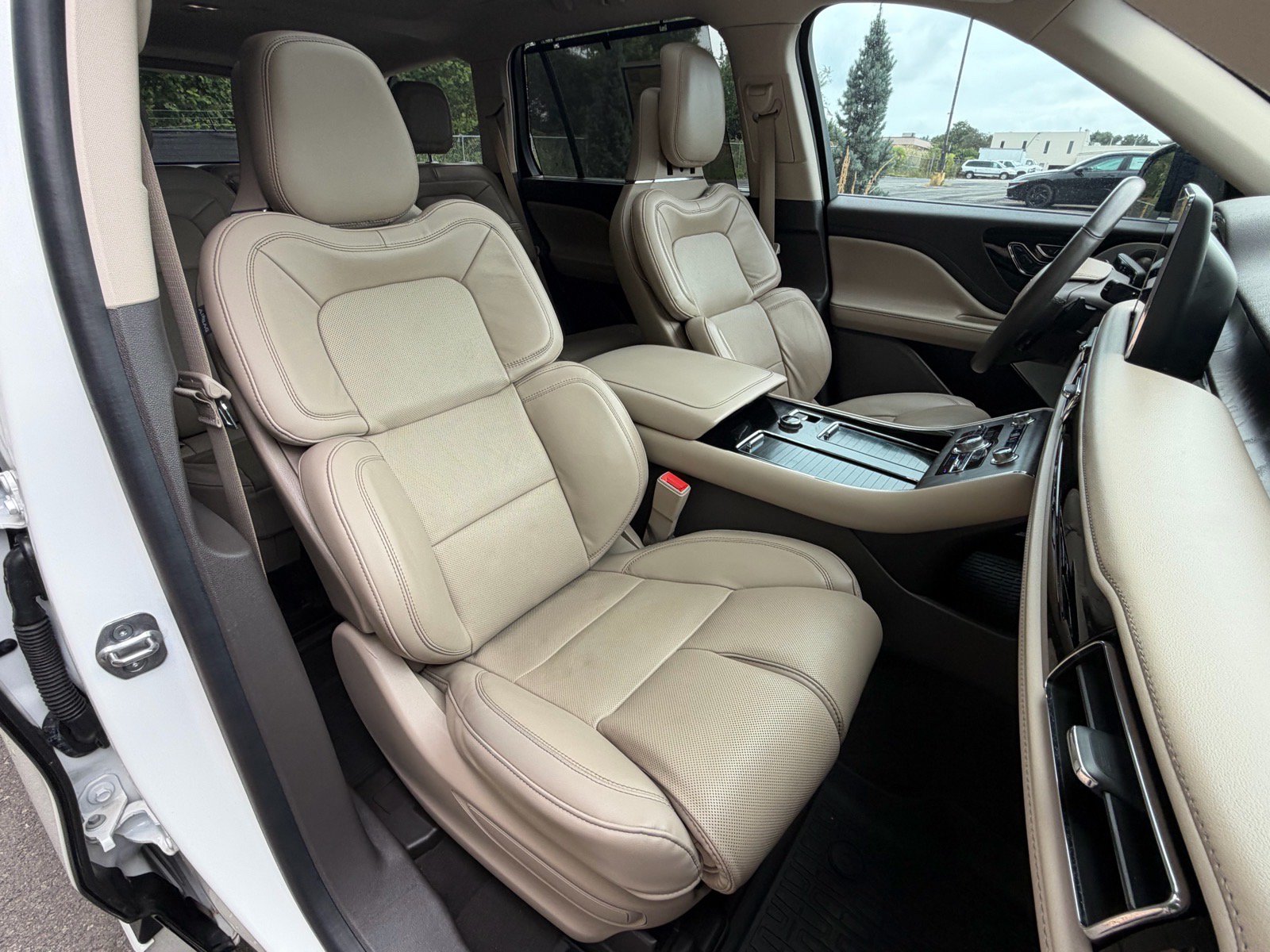 Certified 2022 Lincoln Aviator Reserve w/ Equipment Group 201A AWD/4WD image 12