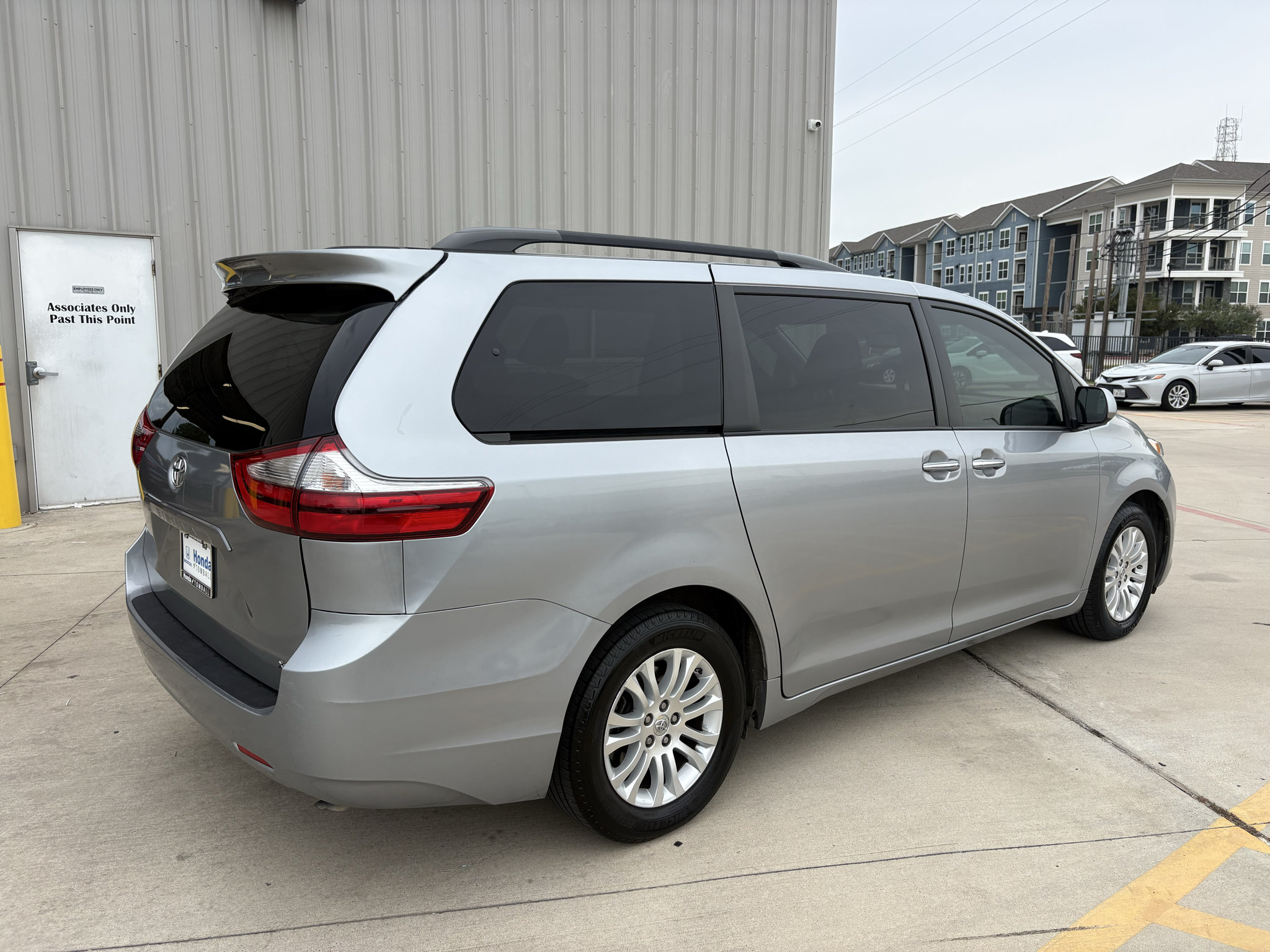Used 2017 Toyota Sienna XLE FWD image 8