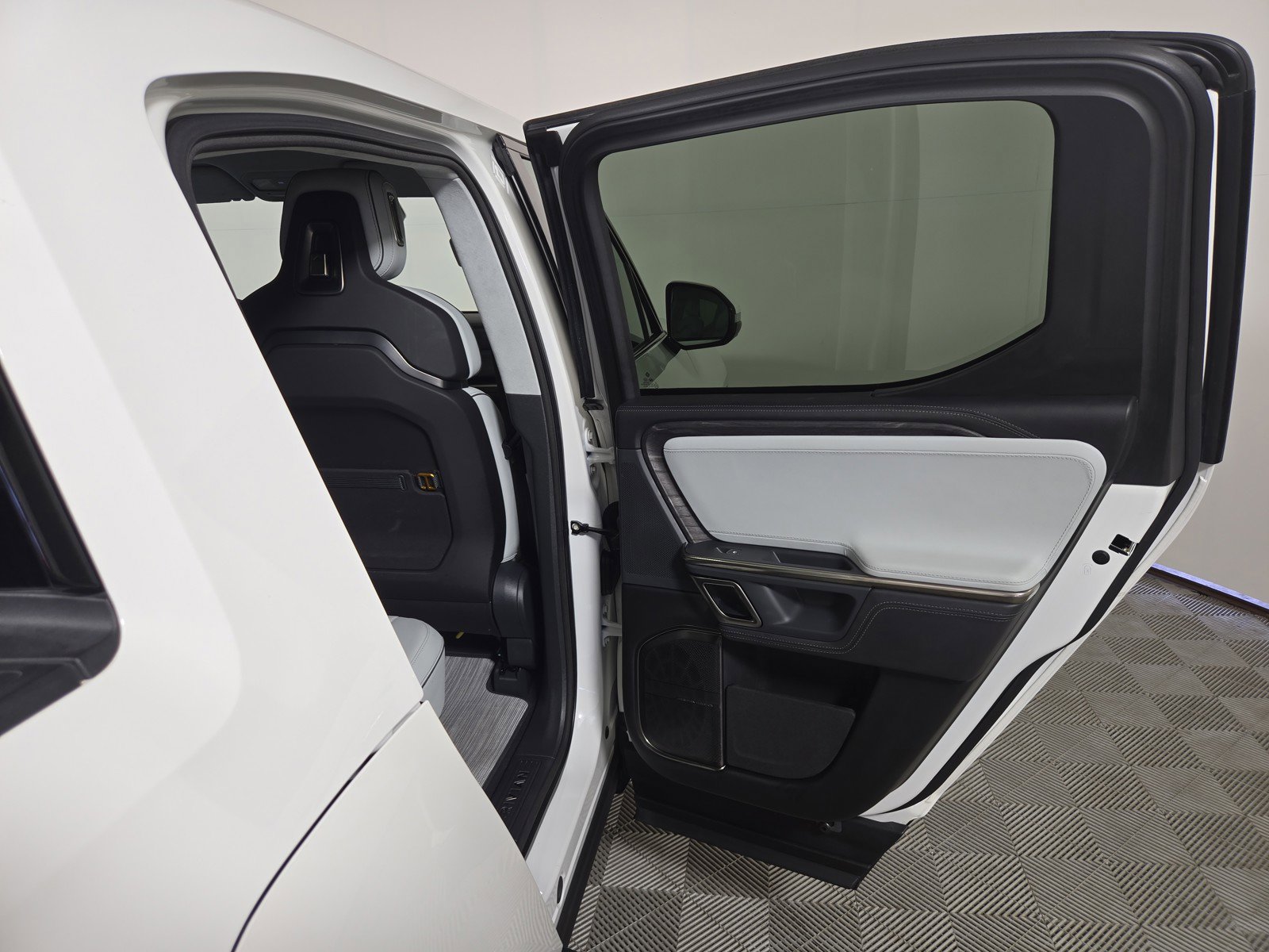 Used 2023 Rivian R1T Adventure image 19