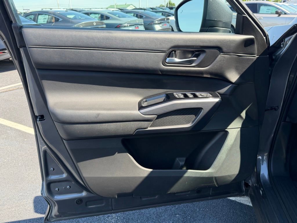 Used 2023 Nissan Pathfinder SL w/ Black Appearance Package FWD image 12