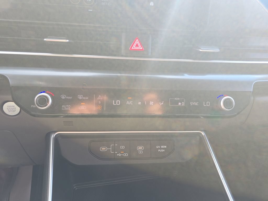 Used 2025 Kia Carnival FWD image 31