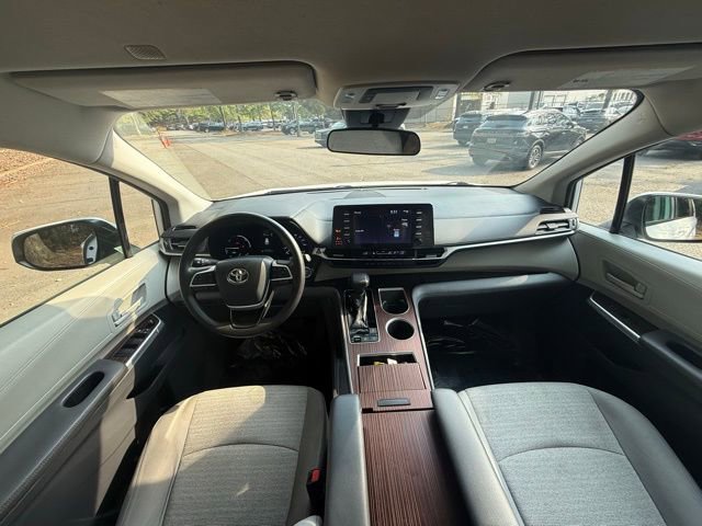 Used 2021 Toyota Sienna LE image 6