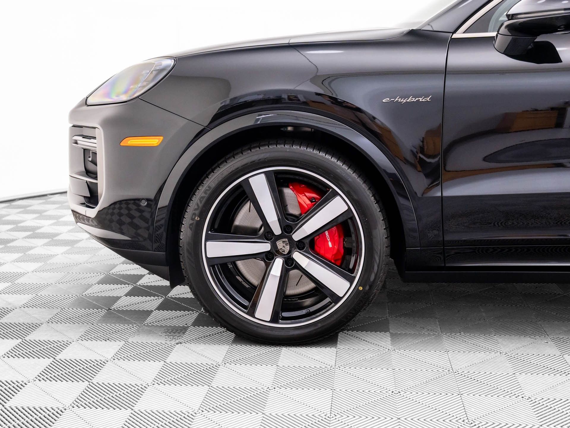 New 2025 Porsche Cayenne Turbo AWD/4WD image 34