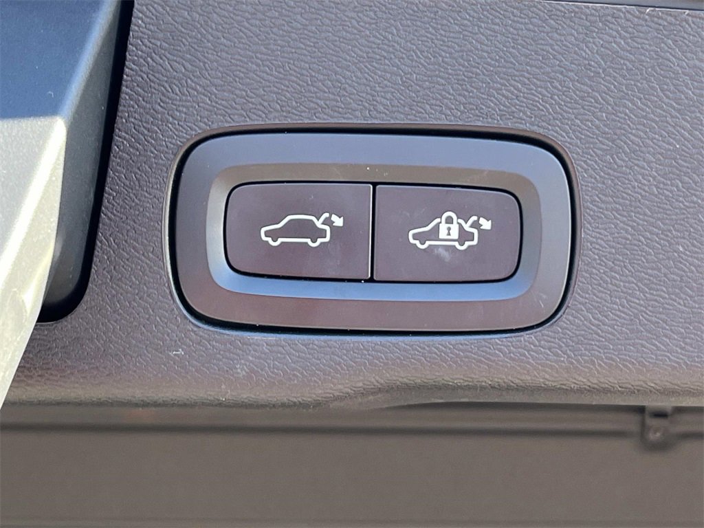 Used 2023 Volvo XC60 B5 Ultimate image 13