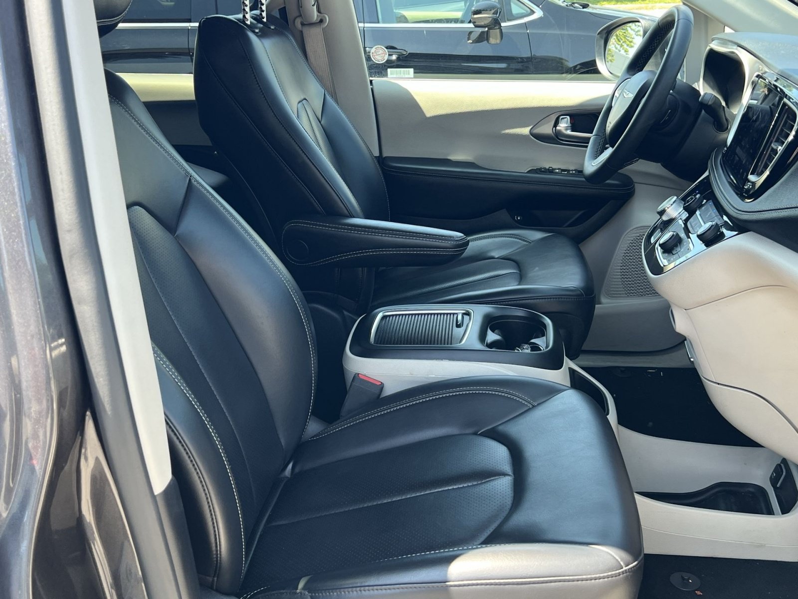Used 2023 Chrysler Pacifica Touring-L FWD image 29