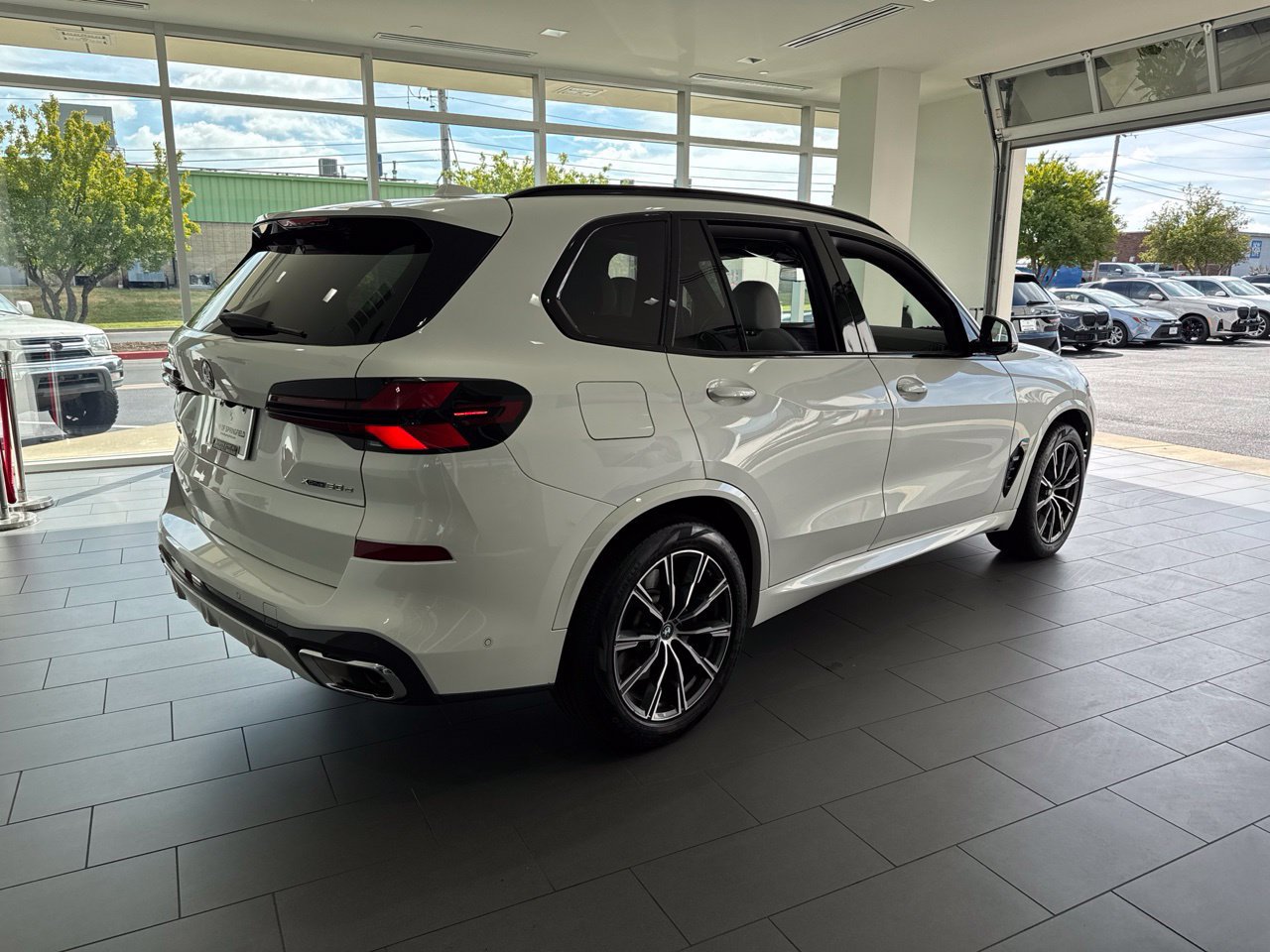 Used 2024 BMW X5 xDrive50e w/ M Sport Package AWD/4WD image 8