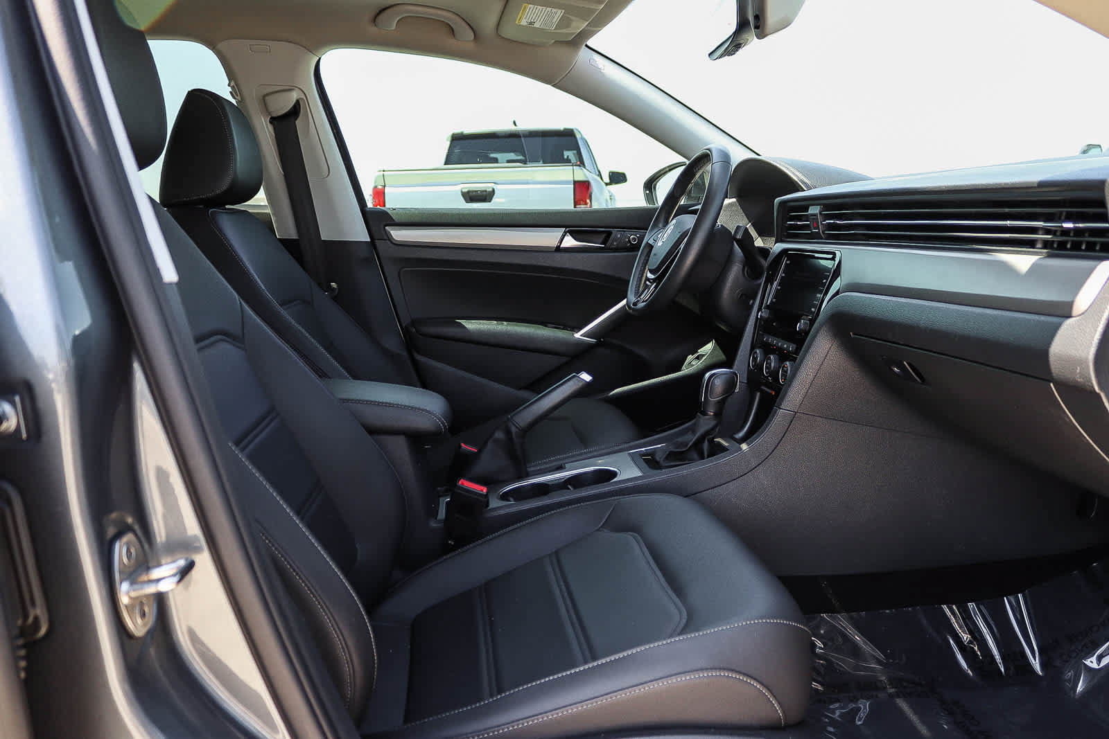 Certified 2022 Volkswagen Passat 2.0T SE FWD image 16