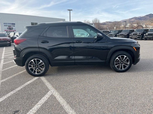 Used 2025 Chevrolet TrailBlazer LT image 2