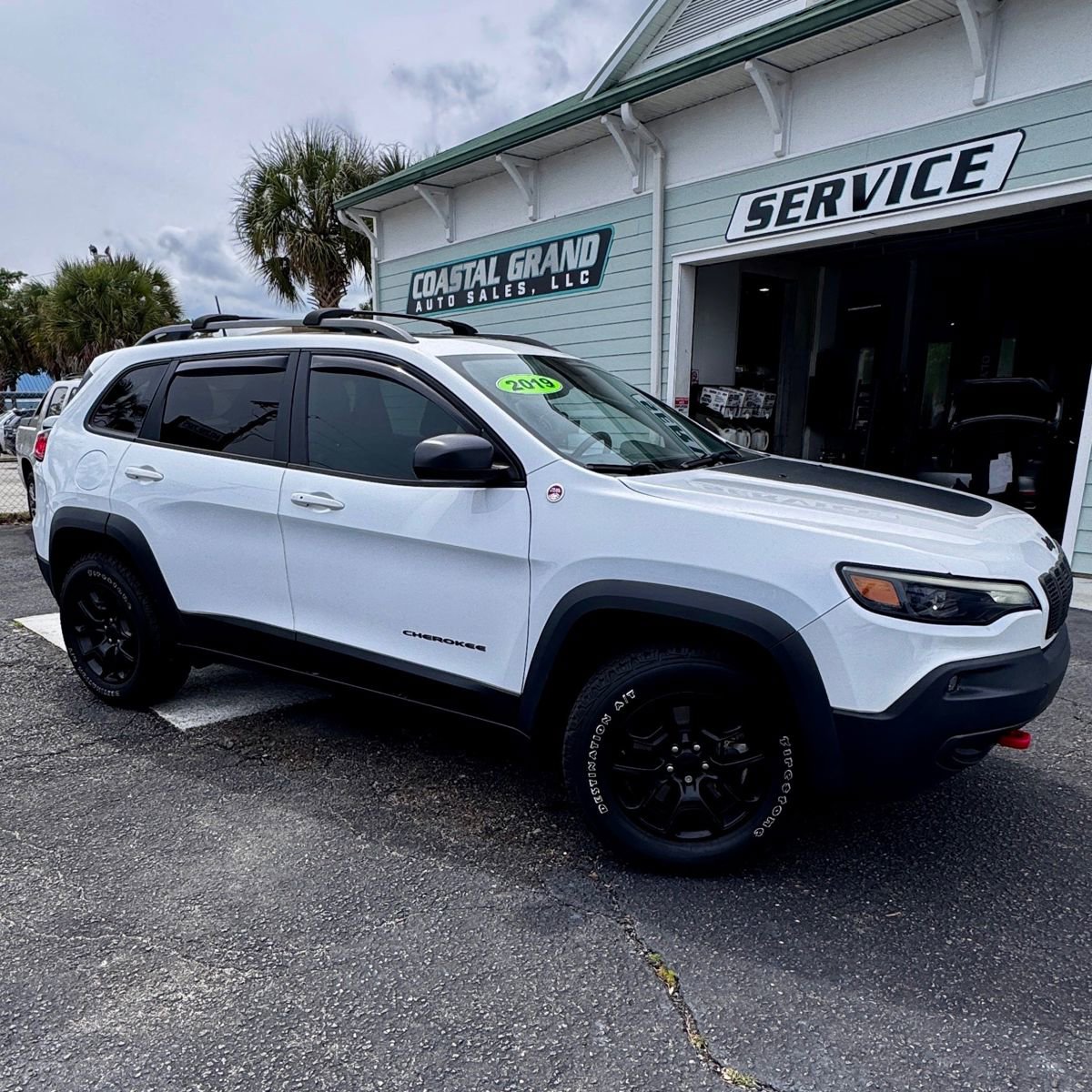 Used 2019 Jeep Cherokee Trailhawk w/ Comfort/Convenience Group AWD/4WD image 2