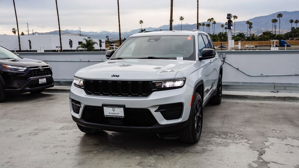 Used 2024 Jeep Grand Cherokee Altitude image 4