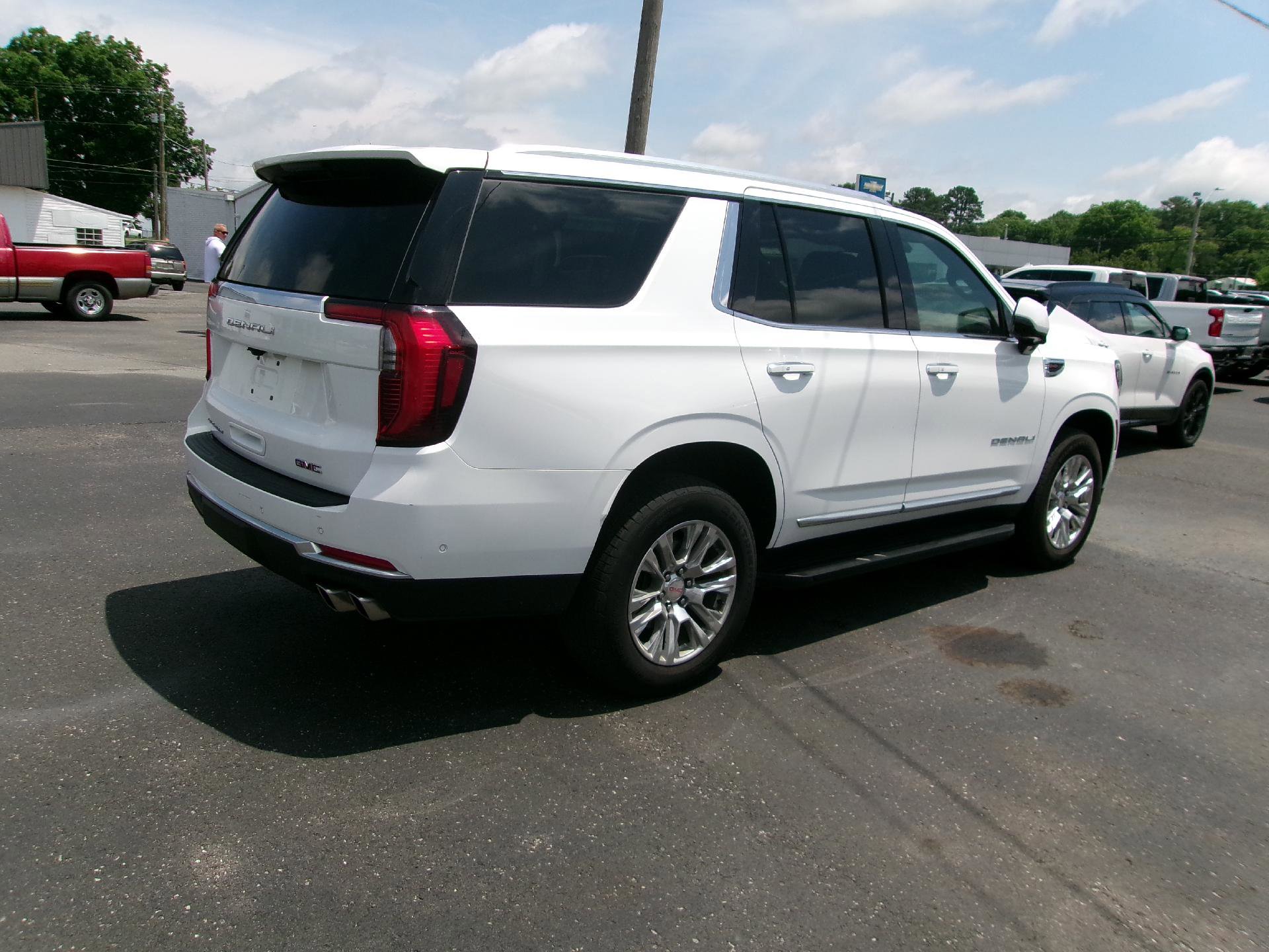 Used 2025 GMC Yukon Denali AWD/4WD image 3